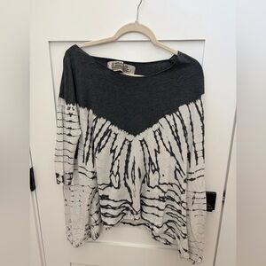 Free People SP Stylish Charcoal/ White Tee ptp 21” length 21” great condition!